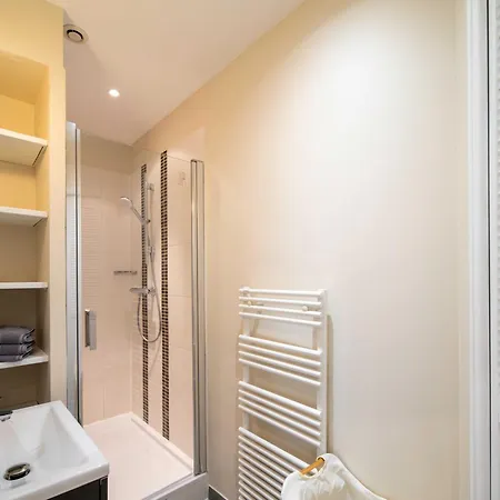 Quiet And Luxurious - Center Apartment